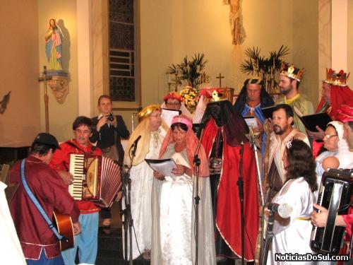 Ao final da celebração os grupos de Ternos de Reis fizeram sua ap´resentação com cantos que costumam cantar nas famílias visitadas por eles nos dias que anteceden esta data (Foto: Romildo)
