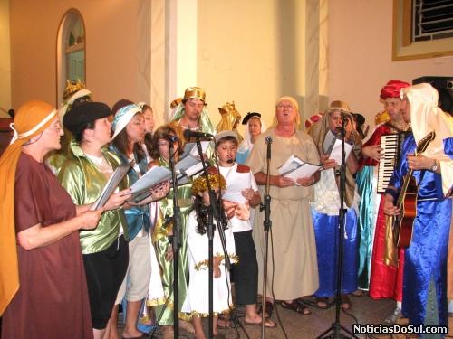 Integrantes dos Ternos dos Reis, cantam louvando o nascimento de Cristo, lembrando a todos a necessidade da fé, da paz e do amor, é o encerramento do "Natal das estrelas" (Foto: Romildo)