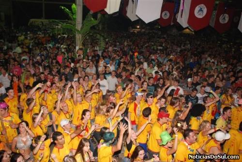 Chegada da UTI impressinou o público ja presente no baile (Foto: PhotoArte)