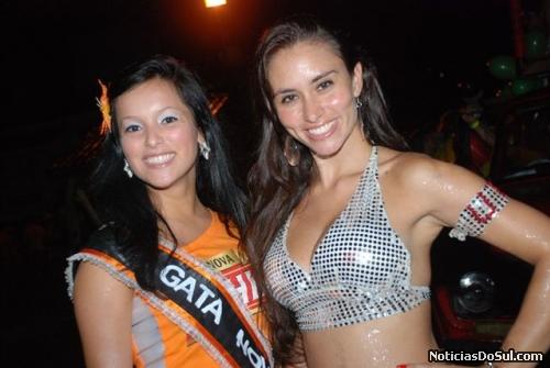 A gata Nova Schin e madirnha de bateria da UTI (Foto: PhotoArte)