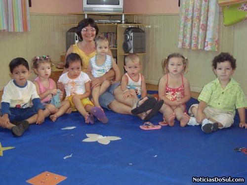 Monitoras ensinam crianças (Foto: Assessoria de São Pedro)