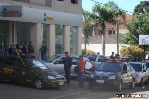 Sicredi de Barão éassaltado (Foto: Antônio Sérgio de Oliveira)