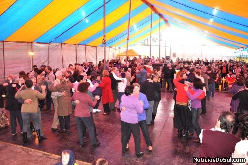 Centenas de integrantes da 3ª Idade. puderam dançar ao som de Os Bertussi e passar assim momentos felizes na Festa Colonial (Foto: Augusto Kafer)