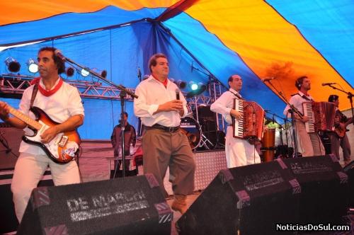 o Conjunto os Bertussi agradou principalmente aos mais idosos, e animou a tarde da segunda-feira com músicas diversas de seu repertório (Foto: Augusto Kafer)