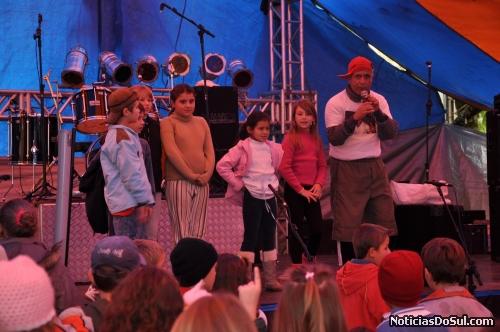 Os estudantes da escolas baronenses também tiveram momentos de descontração com o Homem do gato, na segunda-feira. (Foto: Augusto Kafer)