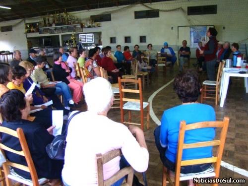 Membros do Grupo de idosos do Sagrado Coração confraternizam (Foto: Assistência)