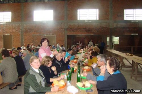 Grupos da Terceira idade de Genreal Neto e de Francesa Baixa confraternizam (Foto: Assistência)