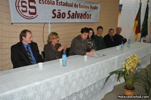 Autoridades presentes na assinatura de ordem de início das obras de duas canchas (Foto: PhotoArte)