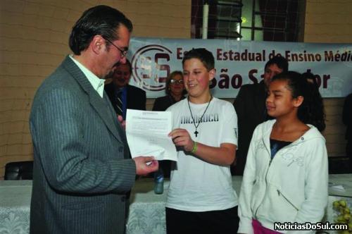Alunos assinam a ata do evento a pedido do secretário de obras (Foto: PhotoArte)