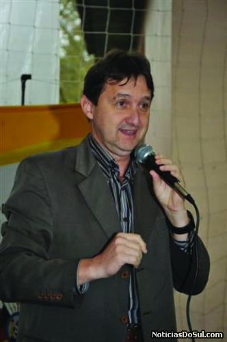 Secretário de Obras César Baumgratz empolgou as crianças com seu discurso (Foto: PhotoArte)