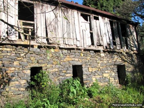 A primeira comnstrução que servia de estábalo para animais na parte térrea e resid|ência na parte superior (Foto: Romildo)