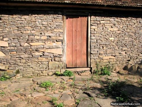 Na frente da cozinha, pode-se perceber a calçada original totalmentre feita com pedras, para evitar a umidade (Foto: Romildo)