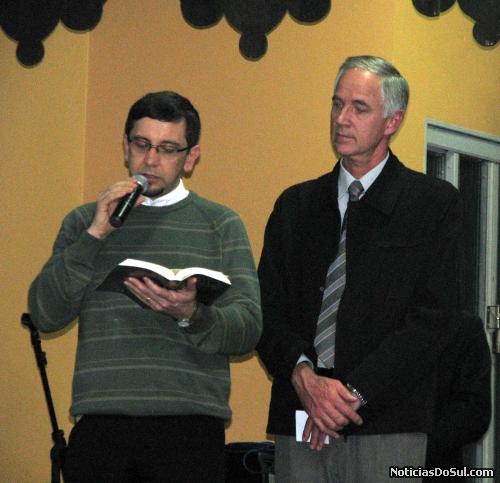 Padre Rubens e Pastor Alex, pedem a benção de Deus sobre todos os que irão participar do festival gastrônimo, e que alegria seja o preato principal, junto com a solidariedade. (Foto: Romildo)