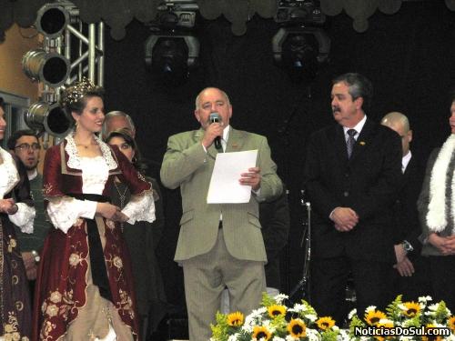 O prefeito Fernando Xavier da Silva entre a princesa e o presidente do Festiqueijo sauda a todos, e resalta que o visitante degustará o que há de melhor em queijos e vinhos do Bras (Foto: Romildo)