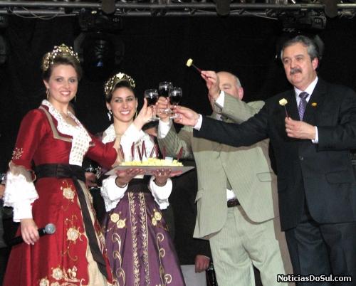 Senhorita Festiqueijo, Dama de Companhia, juntamente com o Prefeito fernando e o presidente do Festiqueijo fazem o brinde inicial do evento (Foto: Romildo)