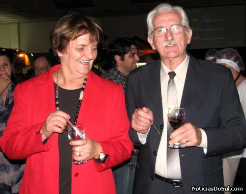 Vice preferito de São vendelino e sua esposa, também cmpareceram ao evento e felizes degustam o que o Festiqueijo oferece e fazem elogios à gastronomia (Foto: Romildo)