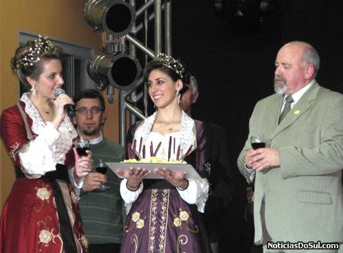 A Senhorita Festiqueijo Priscila Campana anuncia o início do festiqueijo e deseja que todos possam usufruir do melhor da festa (Foto: Romildo)