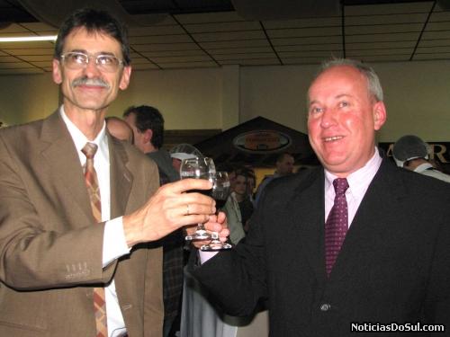 O prefeito de Barão Cláudio Ferrari e o vereador Bernardino, prestigiam o evento com sua presença e degustam o vinho oferecido (Foto: Romildo)