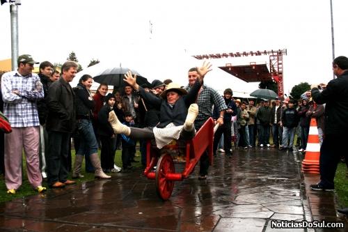 Carriola um típico carrinho utilizado para o transporte de produtos diversos inclusive o leite serve de motivo de festa (Foto: Virginia - PMCB)