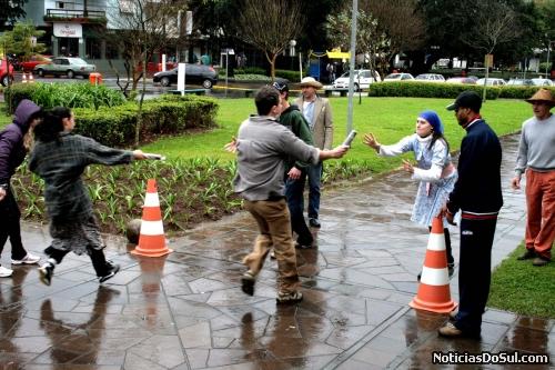 Corrida de revezamento, só que o bastão na verdade é um salame, produto típico entre os descendentes italianos (Foto: Virginia - PMCB)