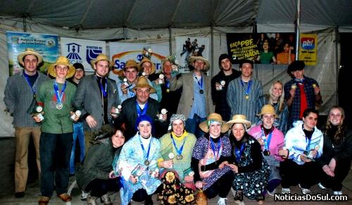 Os participantes premiados pousam para a posteridade na primeira olímpiada colonial de Carlos Barbosa (Foto: Virginia - PMCB)