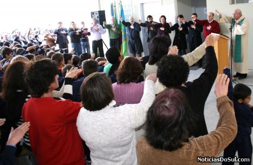 Padre Renato, pede a benção de Deus sobre esta obra e todos juntos pedem a proteção de Deus (Foto: Virginia - PMCB)