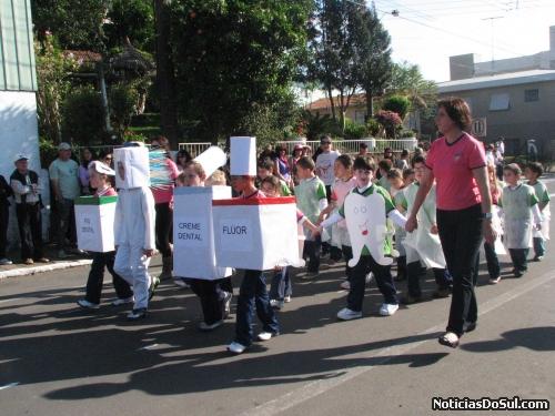 É preciso aproveitar a oportunidade para transmitir conhecimentos apreendidos em sala de aula, como no caso a importância do cuidado com a higiene bucal, mostrando como (Foto: Romildo)