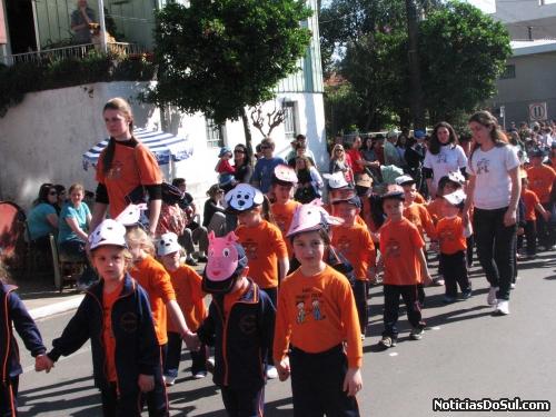 Várias escolas de educação infantil participaram do desfile cívico, entre estas destaque-se a escola de edução infantil Criança Feliz, que mostrou a aprendizagem (Foto: Romildo)