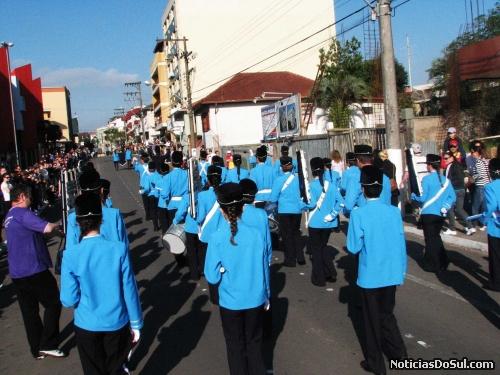Bandas em escolas sempre fizeram parte do aprendizado mas poucas conservaram isto,, como a escola Santo Antônio de GARIBALDI QUE CONTINUA MANTENDO A SUA BANDA PARA ABRILHANTAR O DE (Foto: Romildo)