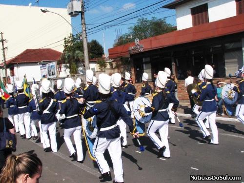 Tradicionalmente vários estabelecimentos de encino possuiam suas bandas marciais, entre as quais está a Escola Irmã Teofânic ade Garibaldi que esteve representada com sua banda (Foto: Romildo)
