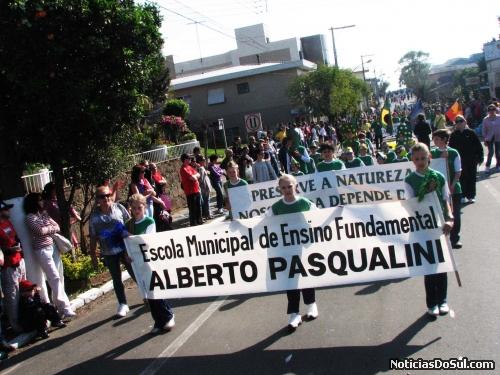As escolas aproveitam sua apresentação para transmitir recados, prestar homenagens, e demonstrar um pouco do que seus alunos aprendem como fez a Escola Alberto Pasqualini (Foto: Romildo)