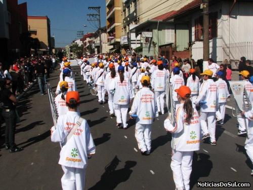 O Centro Educativo Crescer mostra aqui suas potencialidades e sua atividades principalmente através da banda marcial, composta por crianças e adolescentes que frequentam suas sala (Foto: Romildo)