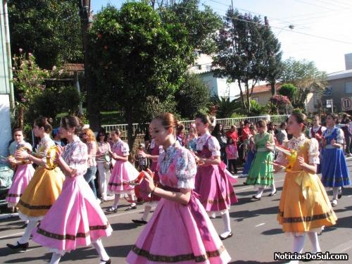 A escola São Roque comemorando seus 75 anos de existência, procurou caracterizar alunos para contar sua trajetória de sucesso no ensino (Foto: Romildo)