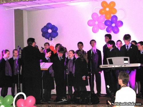 Grupo dos Meninos cantores de Carlos Barbosa abriu o festival, ele que iniciou suas atividades em 2007, tendo á frente o maestro Cesar Fortes (Foto: Romildo)