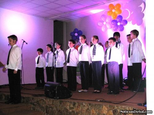 GRupo dos meninos cantores de Barão que iniciou suas atividades em 2009 e já participaou de diversos eventos, mostrando ssua capacidade (Foto: Romildo)
