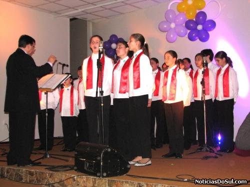 O grupo de Meninos Cantores de Garibaldi foi fundado em 2007 sob a direção do maestro Celso Fortes e vem se apresentando em vários festivais mostrando a sua sonoridade (Foto: Romildo)