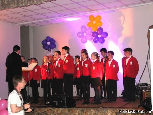 Os canarinhos (Meninos cantores) de Flores da Cunha também partiuciparam com sua belas interpretações soba coordenação do maestro Celso Fortes (Foto: Romildo)