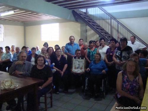 Entregando a bandeira ao grupos