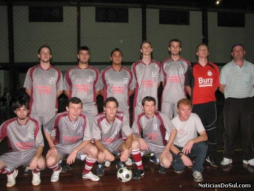 Equipe da Serralheria Vila Nova que obteve a terceira colocação na categoria Força Livre (Foto: Romildo)