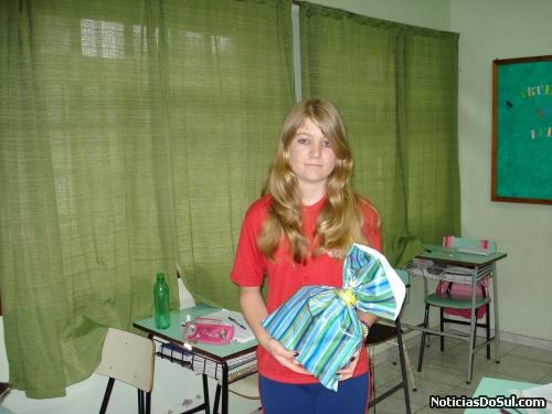 Daniela Kerber venceu o concurso de criação de logomarca e slogan do Projeto "Curta a vida numa boa: diga não às drogas" (Foto: Assessoria de Maratá/RS)