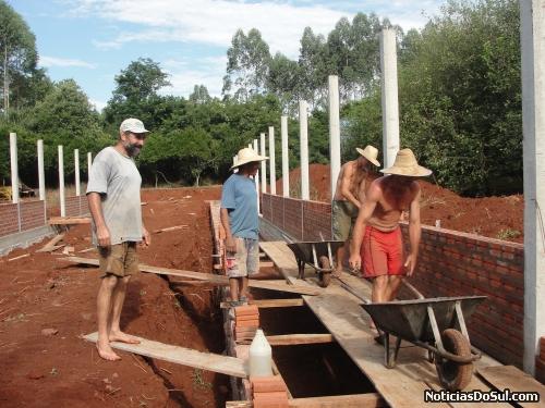José Claudio de Mello (Vila Nova) está ampliando a sua granja de suínos terminação da Doux Frangosul. Produtor já aloja 800 leitões e alojará mais 350 no novo galpão (Foto: Assessoria de Maratá/RS)