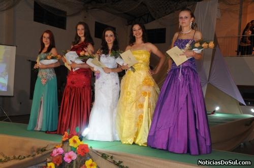 Candidatas posam com as soberanas eleitas (Foto: PhotoArte)