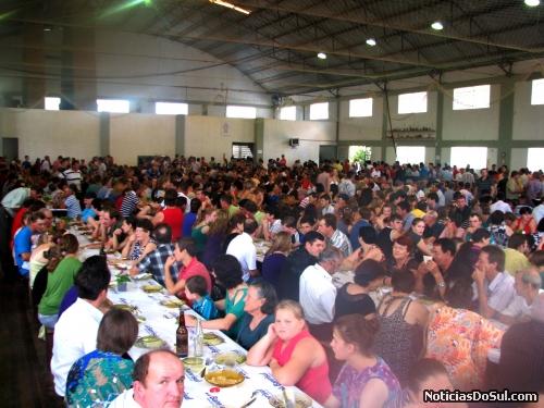 A comunidade e muitos visitantes se fizeram presentes, comemorando com um almoço o centenário (Foto: Romildo)