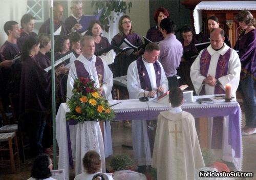 A missa festiva foi concelebrada pelos padres Ilário Flach, Ercílio Bohn e José Antônio Heinzmann (Foto: Romildo)