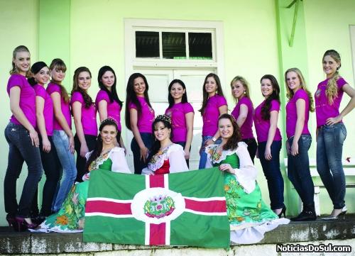 Candidatas com as atuais soberanas de Salvador do Sul (Foto: Cleo Meurer)