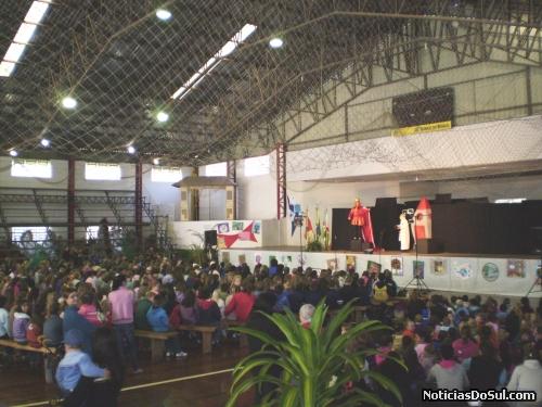 Apresentação da peça teatral “A Fábrica de Sonhos” alegrou as crianças (Foto: Cathierine Hoffmann)