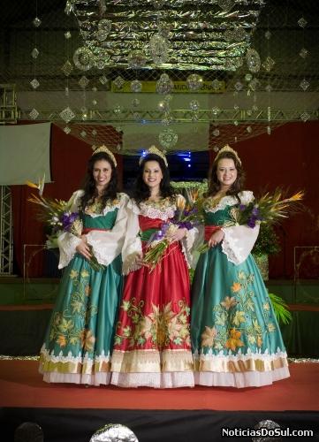 Soberanas 2009/2010 fizeram seu desfile de despedida (Foto: Foto Lermen)