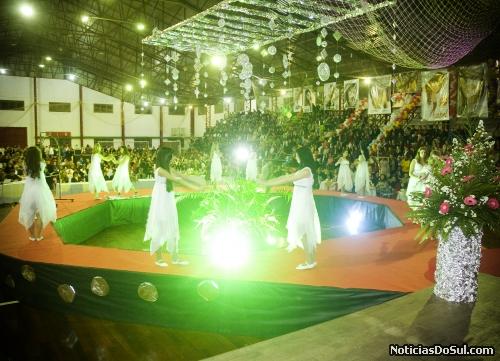 Candidatas apresentaram uma coreografia (Foto: Foto Lermen)