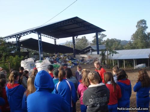 Estudantes aprendem sobre reciclagem