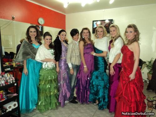 Candidatas prontas para o desfile posam com Rosmary (Foto: Cathierine Hoffmann)